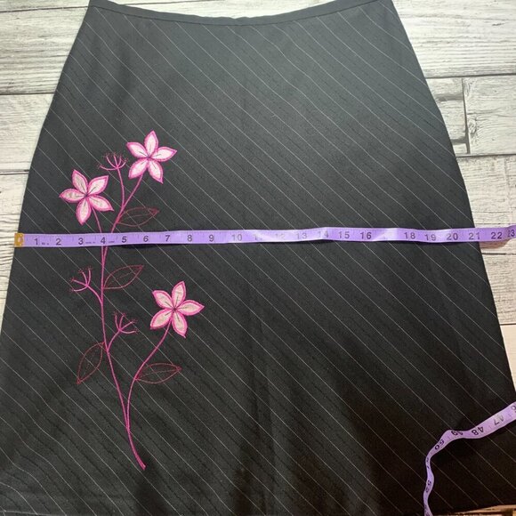 Vintage 90s Black Pinstripe Embroidered Flowers Knee Length A-Line Skirt - Picture 11 of 12